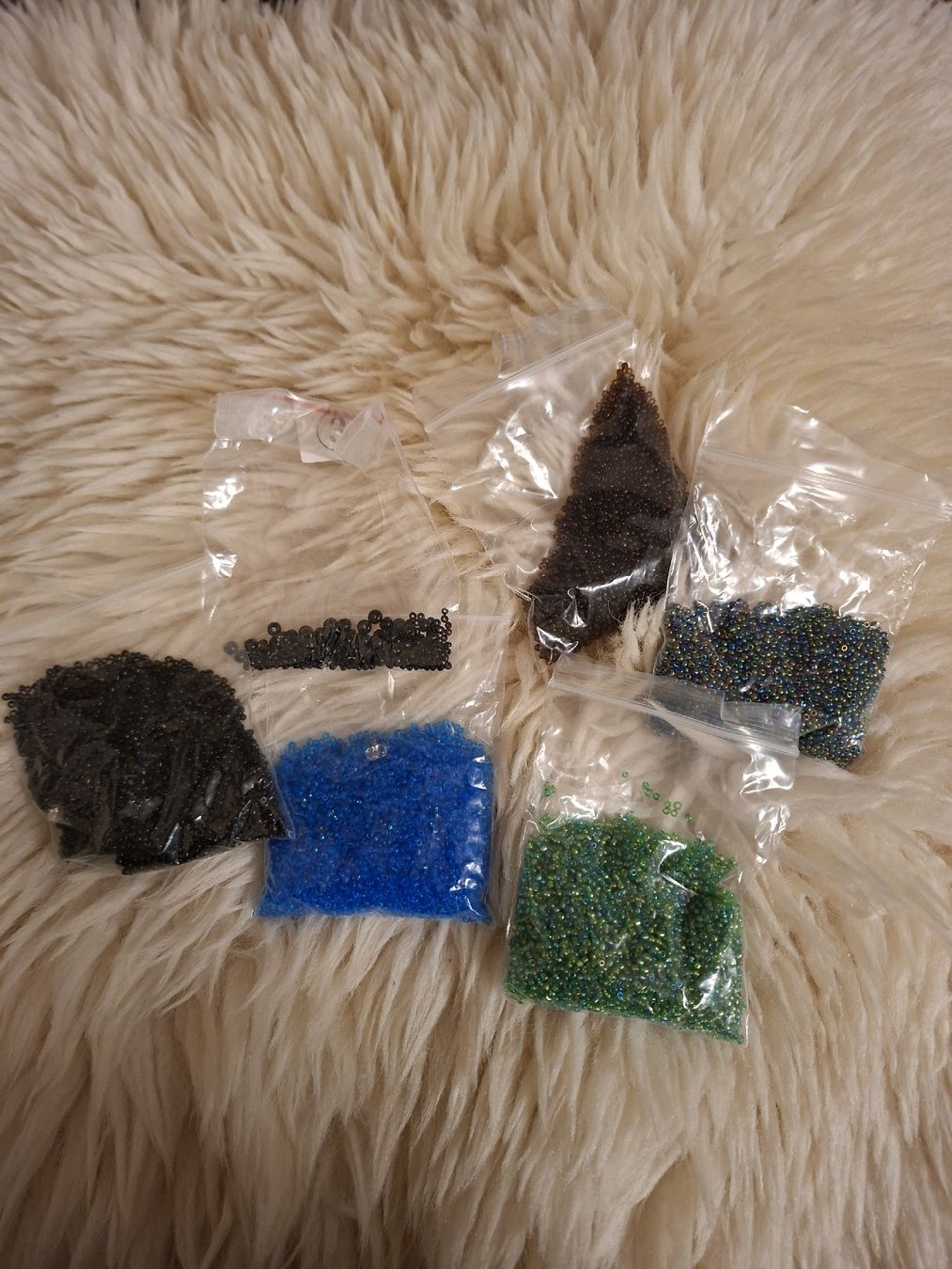 Perlen (unechte): Lot de perles de rocaille multicolores – Neu und originalverpackt aus Vevey von Manatee29