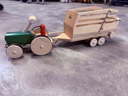 Holzspielzeug Traktor mit Anhänger guter Zustand