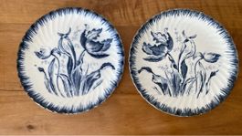 Zwei alte Teller mit blauem Blumendekor