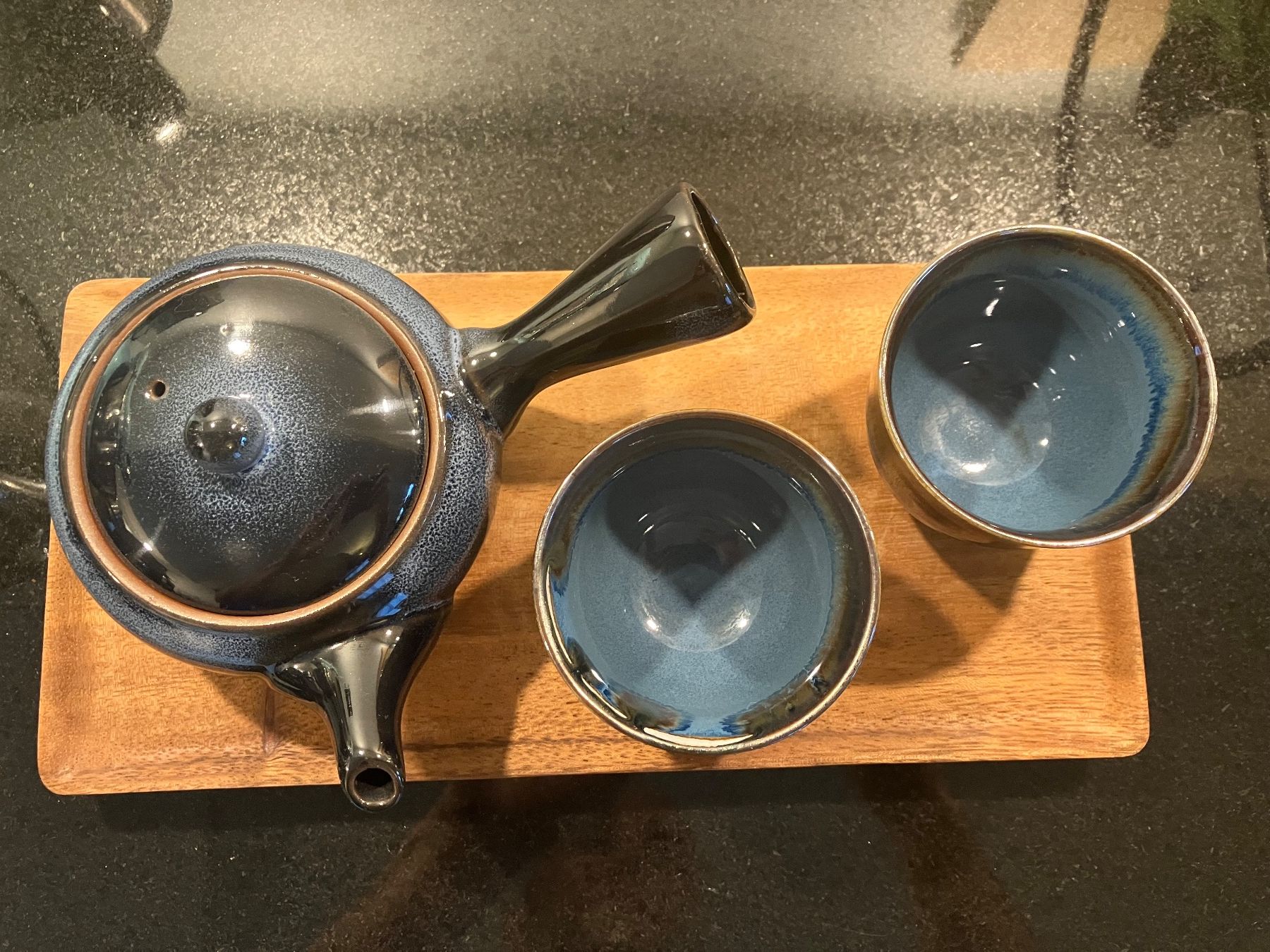 Teiere: Teeset mit Kanne und zwei Tassen – Usato da Basel venduto da pat_vq9b