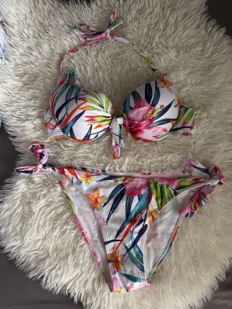 Sommerlicher Bikini mit Blumenmuster, Grösse 75 C und L