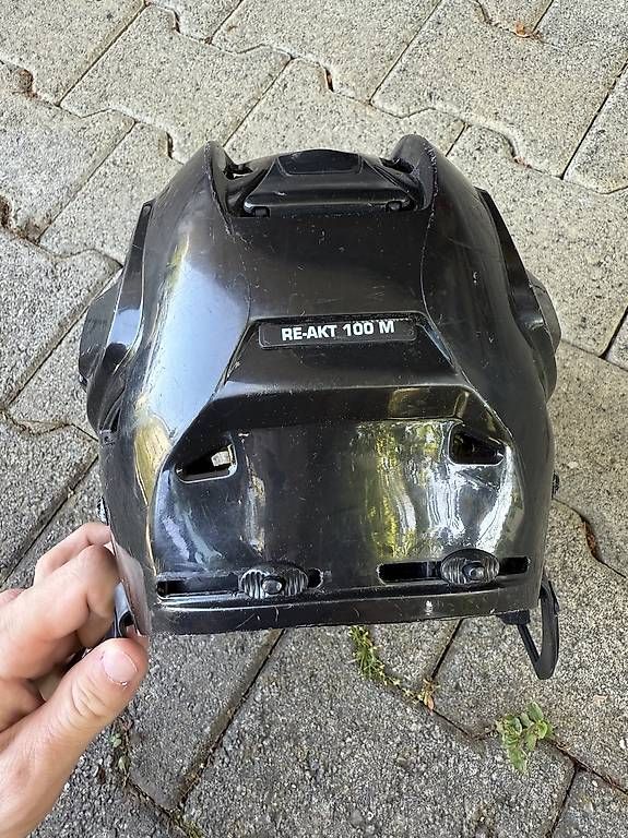 Bauer Caschi: Eishockeyhelm Bauer schwarz mit Visier gebraucht – Usato da Cham venduto da Goodjob8 4