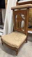 Prie-dieu bois sculpté croix tissu beige à resserrer 