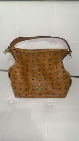 Elegante MCM Handtasche mit Nieten in Cognac