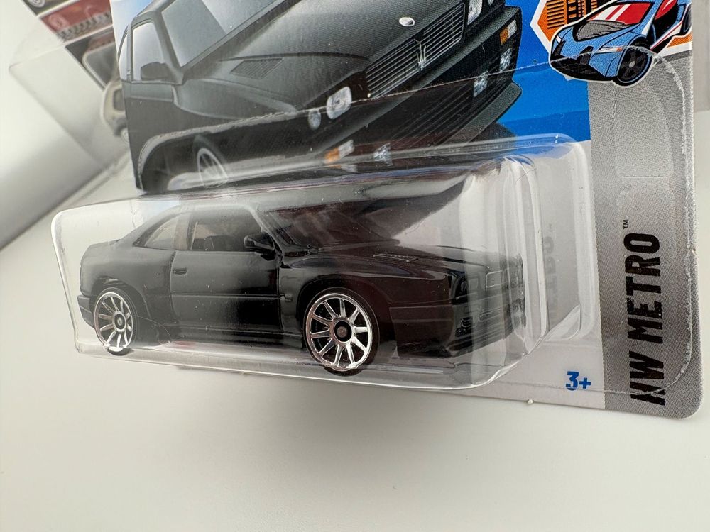 Hot Wheels HW Metro 2025 - Maserati Shamal 1990 Rouge - Édition 58/250 - 1:64