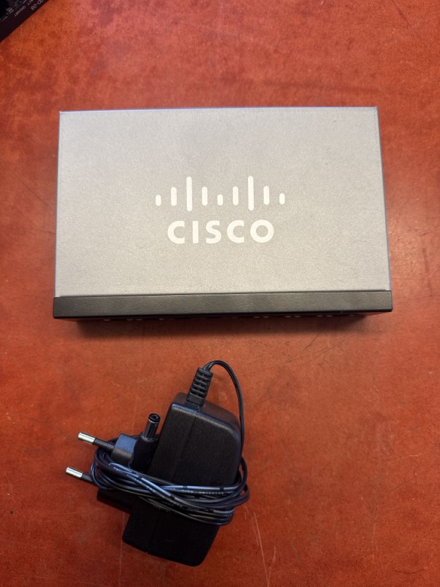 Cisco Hub & Switch: Cisco SG100D-08 V2 Gigabit Desktop Switch - Excellent! – Usato da Gebenstorf venduto da Jay.link 2