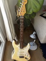 Fender Stratocaster (USA) mit Loop-Station und Verstärker