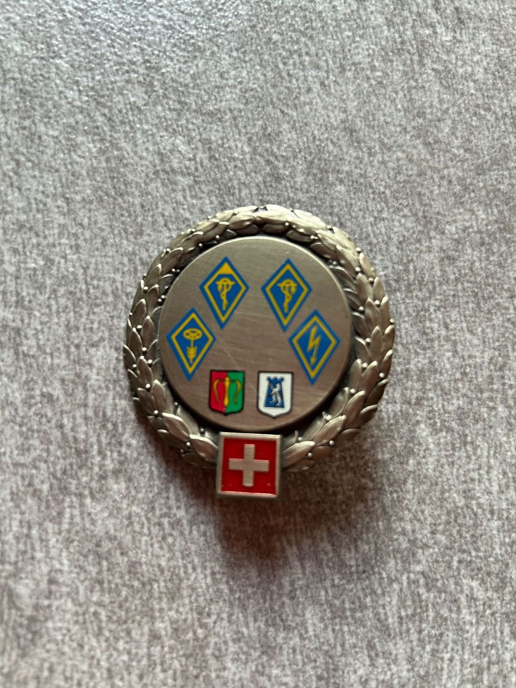 Schweizer Armee Placchette & Badge: Schweizer Armee / embleme de Bérets sanitaire Moudon Losone – Usato da Arbedo venduto da nadia1973