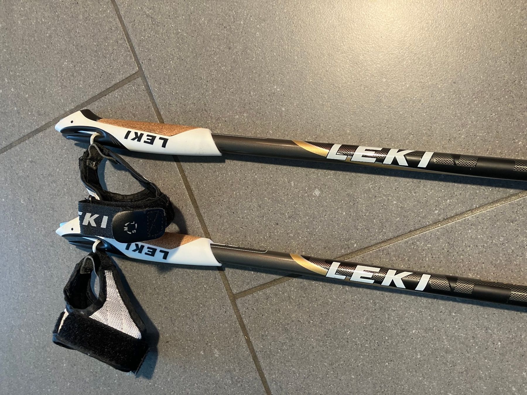 Leki Bastoncini da trekking: Leki Walkingstöcke Smart Carbon Series 16 Trigger Shark 105 – Nuovo (secondo la descrizione) da Winznau venduto da gugi2009 1