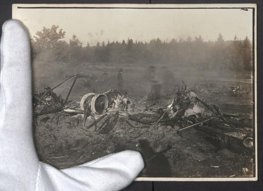 Fotografie &  Plakate: Fotografie abgeschossenes Flugzeug auf d – Gebraucht aus Berlin von bartko-reher