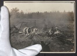 Fotografie abgeschossenes Flugzeug auf d