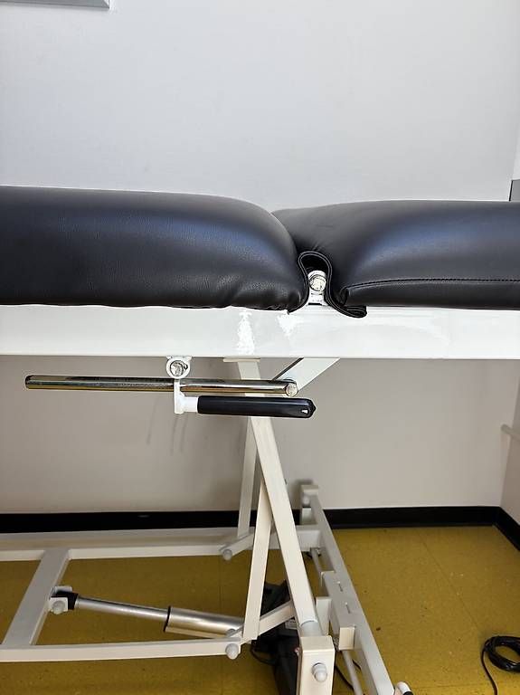 Kosmetik-& Massageliegen: Table de massage ou repos – Gebraucht aus Ollon VD von inf_jg9f 1