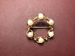 Brosche mit Perlen und Diamanten aus 18 Kt Gelbgold Au 750