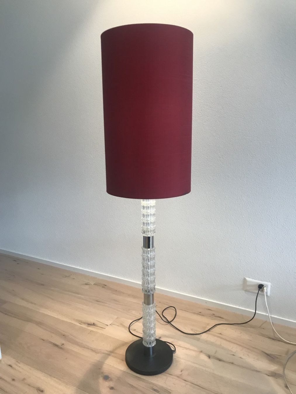 Lampade: Schöne Design Stehleuchte mit Rotem Schirm u. Pressglas 70er – Usato da Gersau venduto da pd-design-and-art
