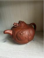 Antike chinesische Teekanne mit Drache aus Ton