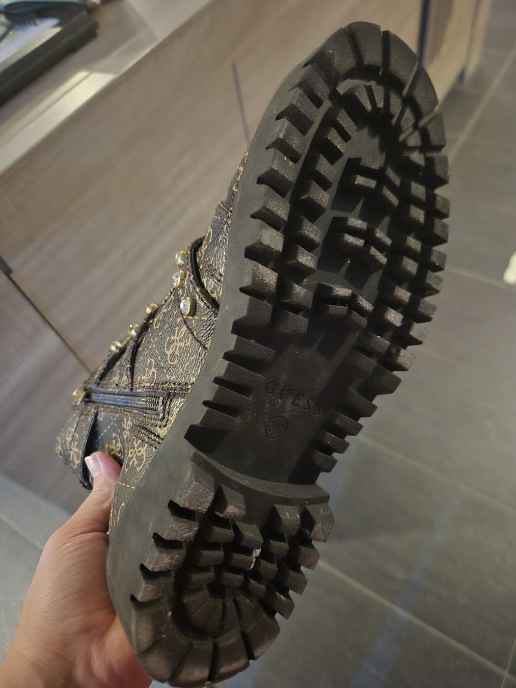 Scarpe da donna: stivali Guess usati pochissimo – Usato da Gampel venduto da ven_s5lq 7
