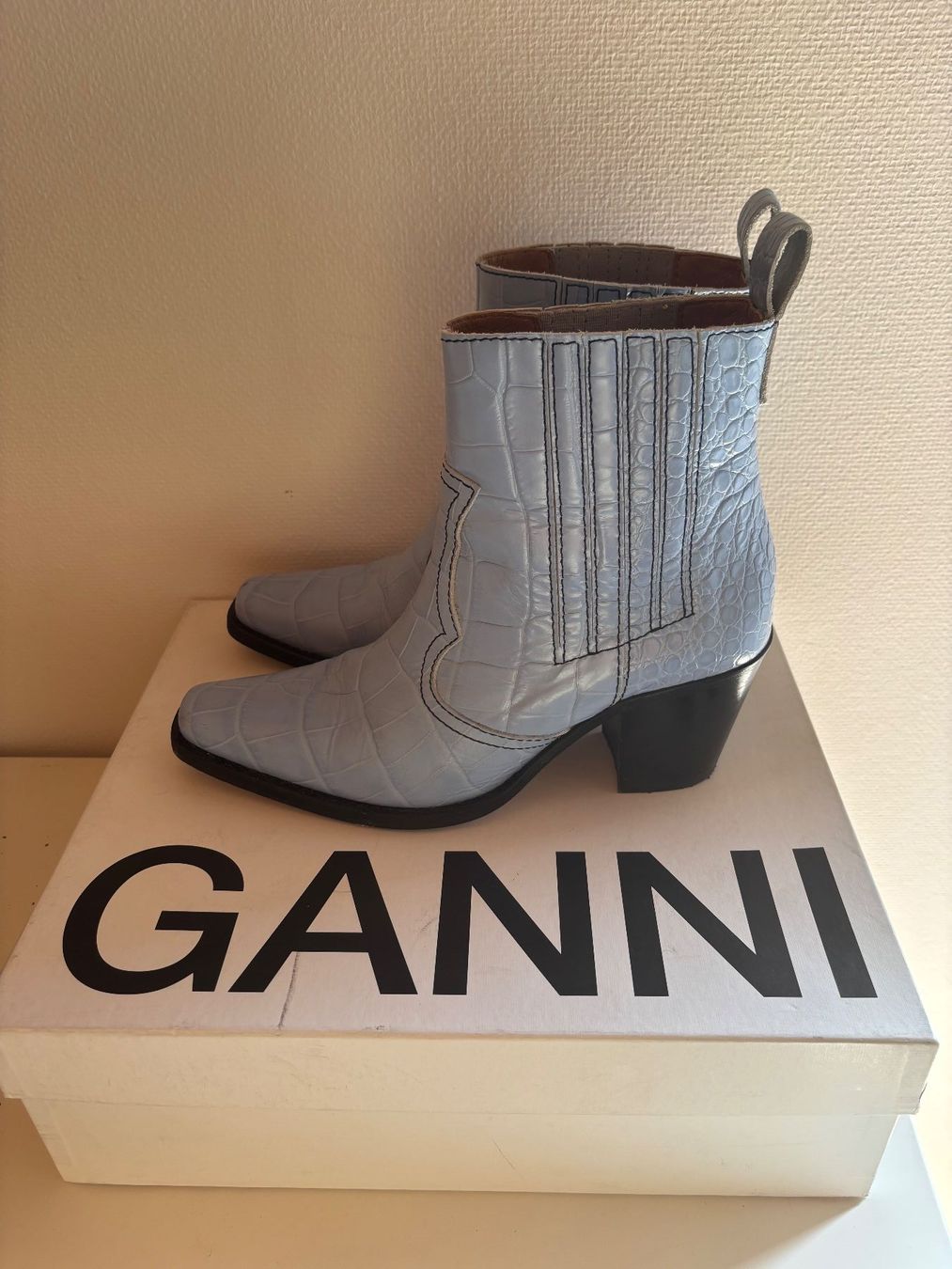 Ganni Scarpe da donna: 100% Ganni - Stiefelette Hellblau – Usato da Weinfelden venduto da stella79