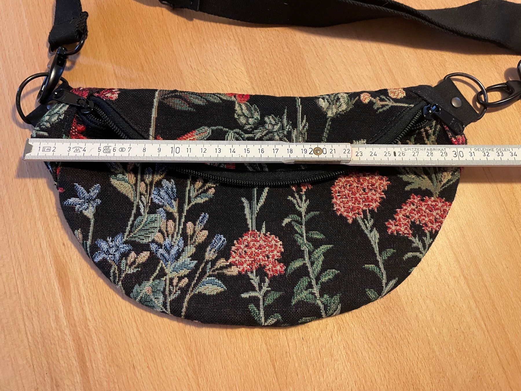 Taschen für Damen: Bauchtasche mit schönem Blumenmuster – Gebraucht aus Cham von 2eye 3