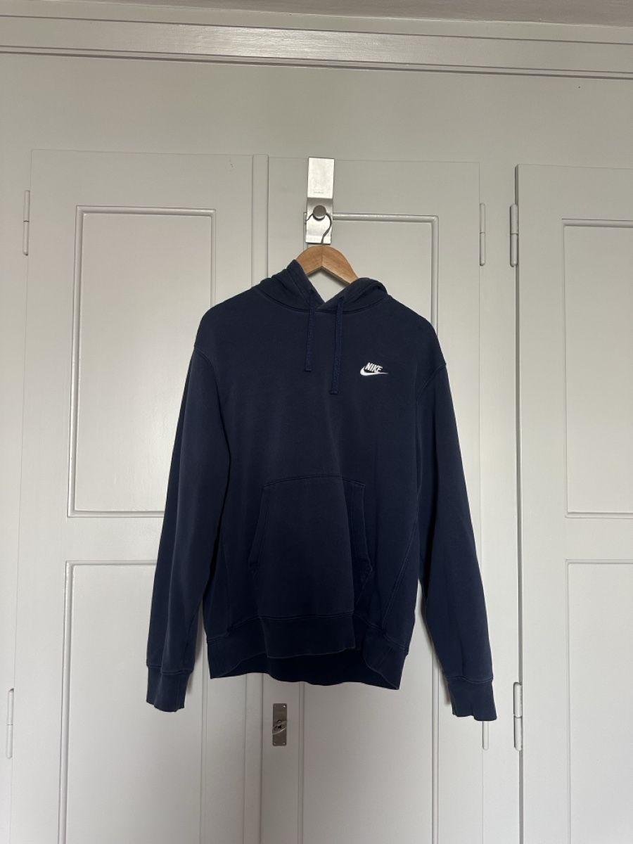 Nike Pullover & Sweatshirts: Nike Kapuzenpullover dunkelblau Grösse M gebraucht – Gebraucht aus Bern von tradeforpeace