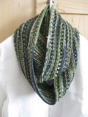 Weicher Herbstloop aus grüner Wolle_Handmade