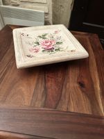 Jolie plat carré vintage avec motif floral.