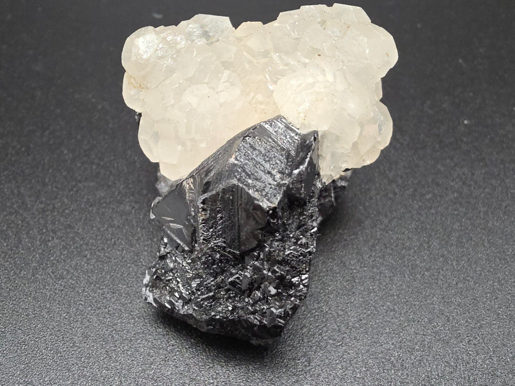 Minerali & Pietre curative: Calcite on sphalerite - Dalnegorsk mining district, Russia – Usato da Figino venduto da minshop 2