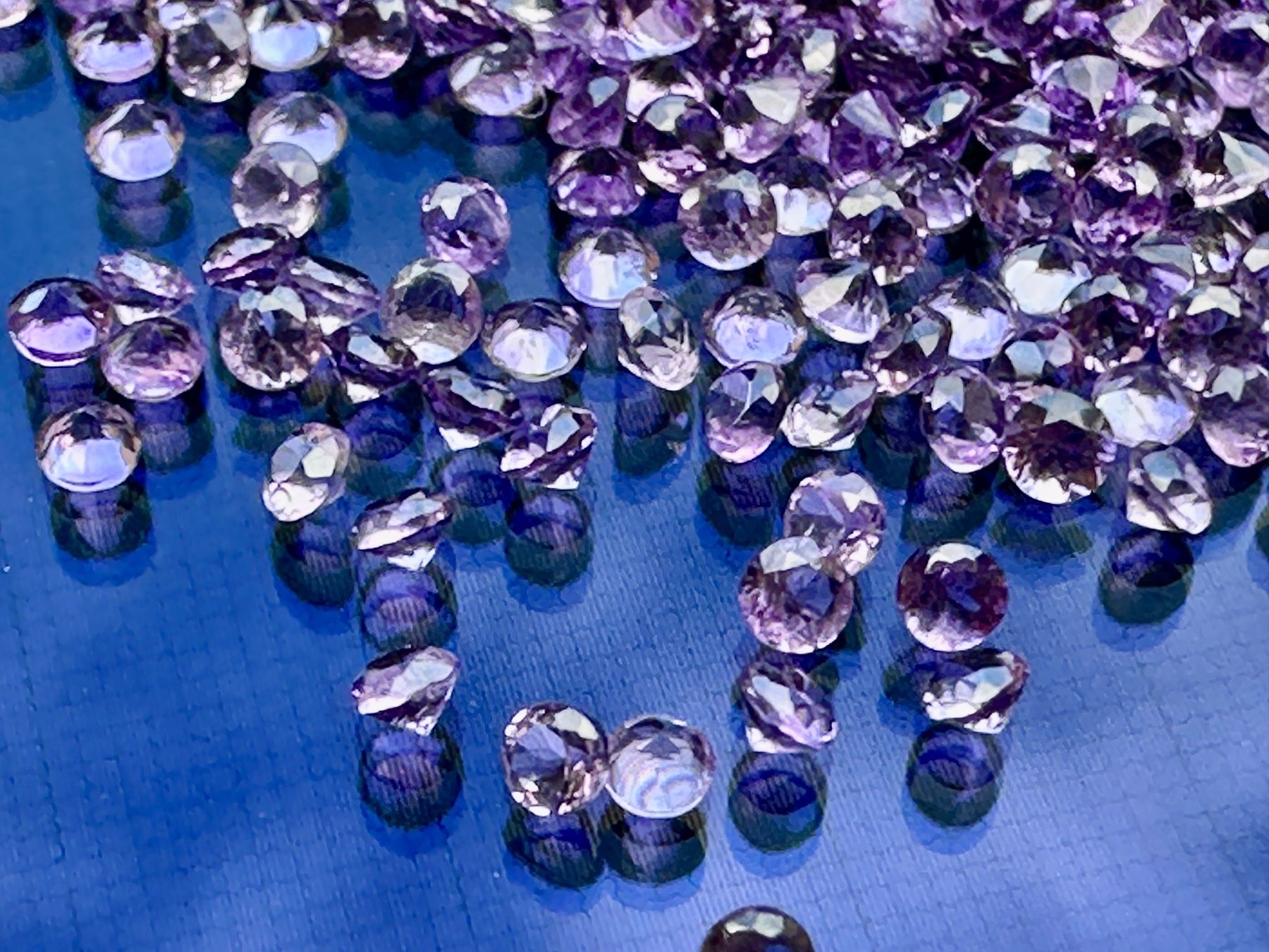 Pietre preziose: 100 St fein brillantgeschliffene Amethyst-Pointer 1,5 mm – Nuovo (secondo la descrizione) da Langenthal venduto da Seelenfreunde