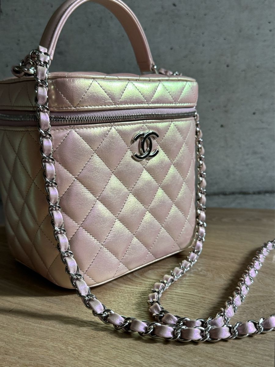 Chanel Taschen für Damen: CHANEL Iridescent Quilted Top Handle Vanity Sac Tasche – Neu (gemäss Beschreibung) aus Kriens von hannaandkiko 9
