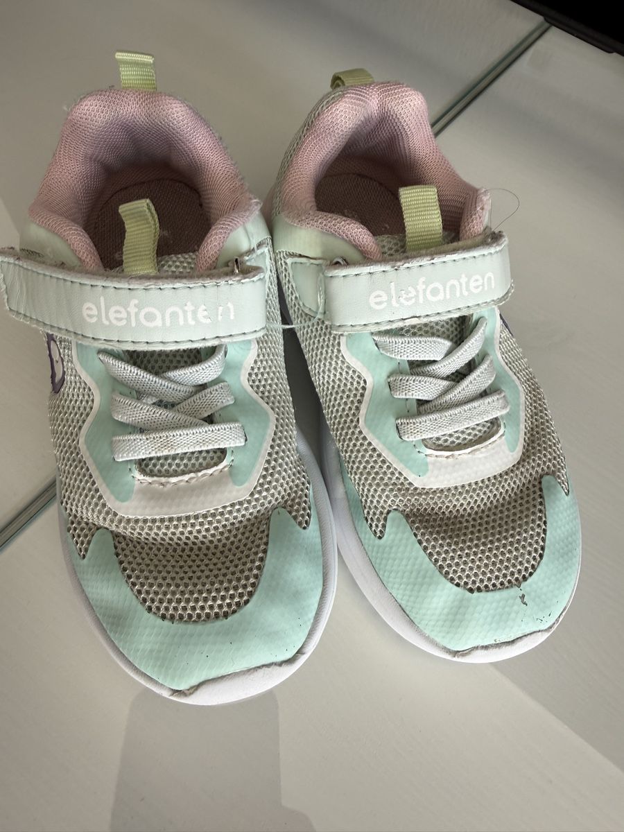 Scarpe per ragazze: Mädchen Schuhe 26 gr  Elefanten – Usato da Dübendorf venduto da Ilsaporedelviaggio 1