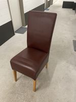 6 braune Lederstühle