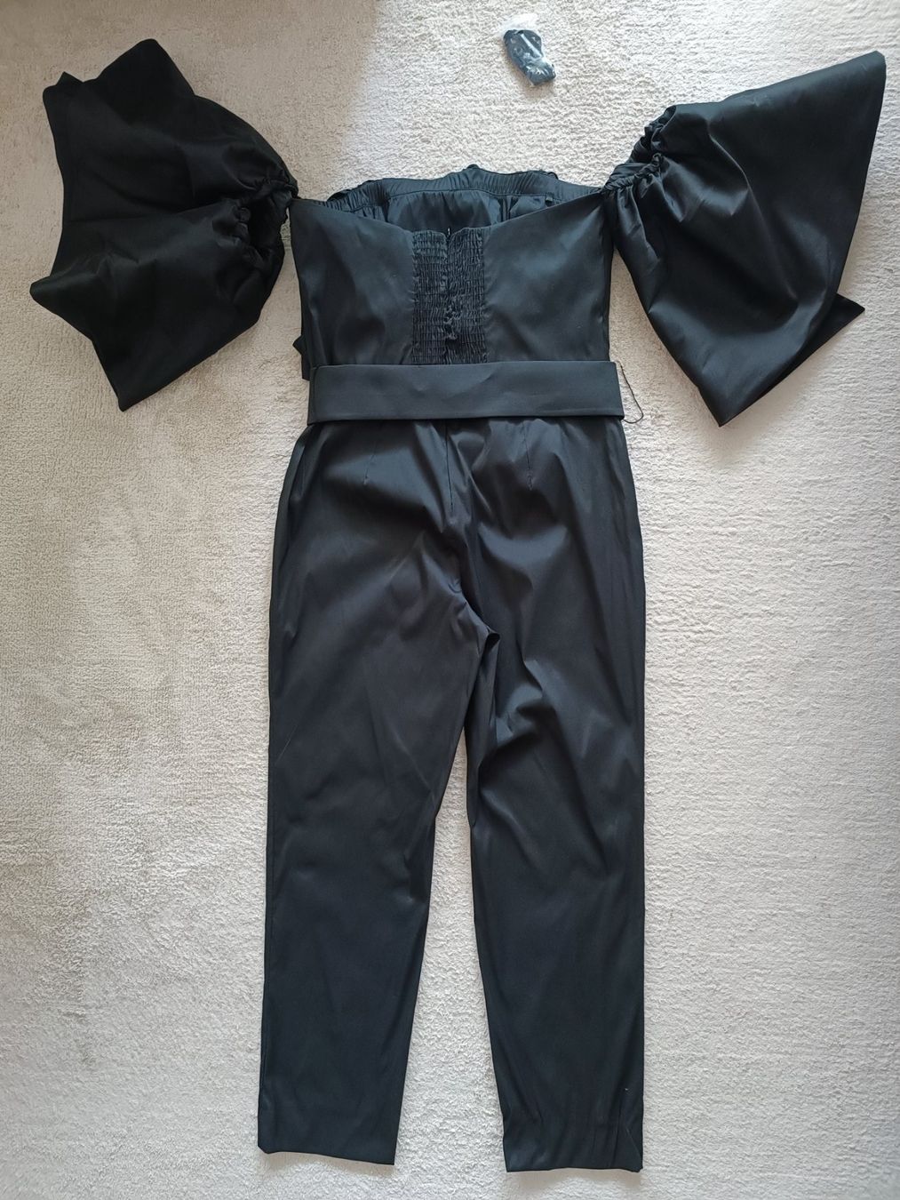 Zara Tute: Schwarzer Rüschenoverall von Zara. Größe XL – Nuovo (secondo la descrizione) da Wallisellen venduto da C_DM 7