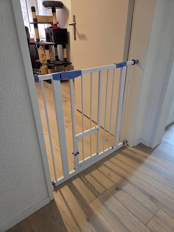 Sicherheit: Kesser Türschutzgitter Blau 74-87cm – Gebraucht aus Meggen von pirmins 1