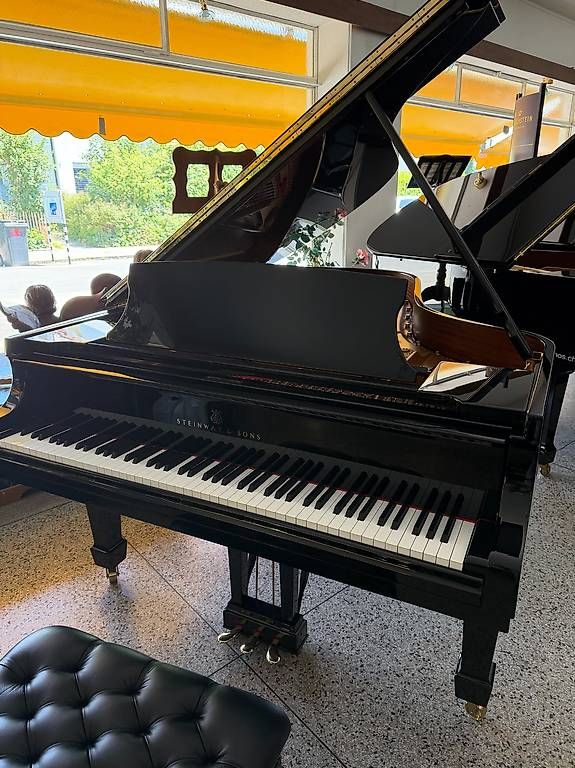 Steinway Musikinstrumente: Steinway & Sons B-211 Total Restauriert – Gebraucht aus Bern von Heutschipiano