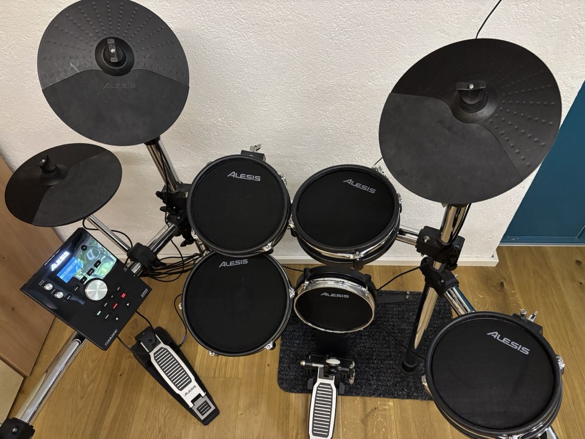 Alesis Strumenti musicali: Alesis Command Mesh Kit - Elektronisches Schlagzeug, Top! – Usato da Solothurn venduto da Jfk