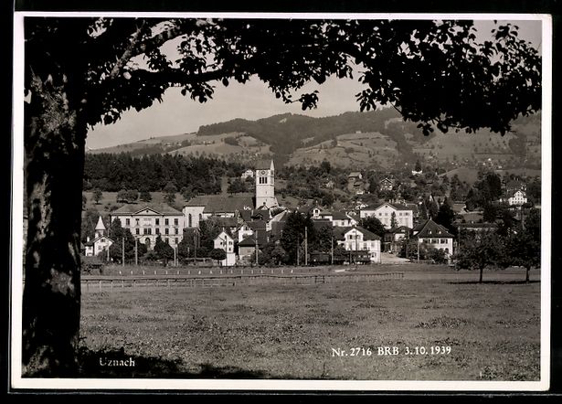Cartoline postali: Uznach, Ortsansicht mit Kirche und Wiese – Usato da Berlin venduto da bartko-reher