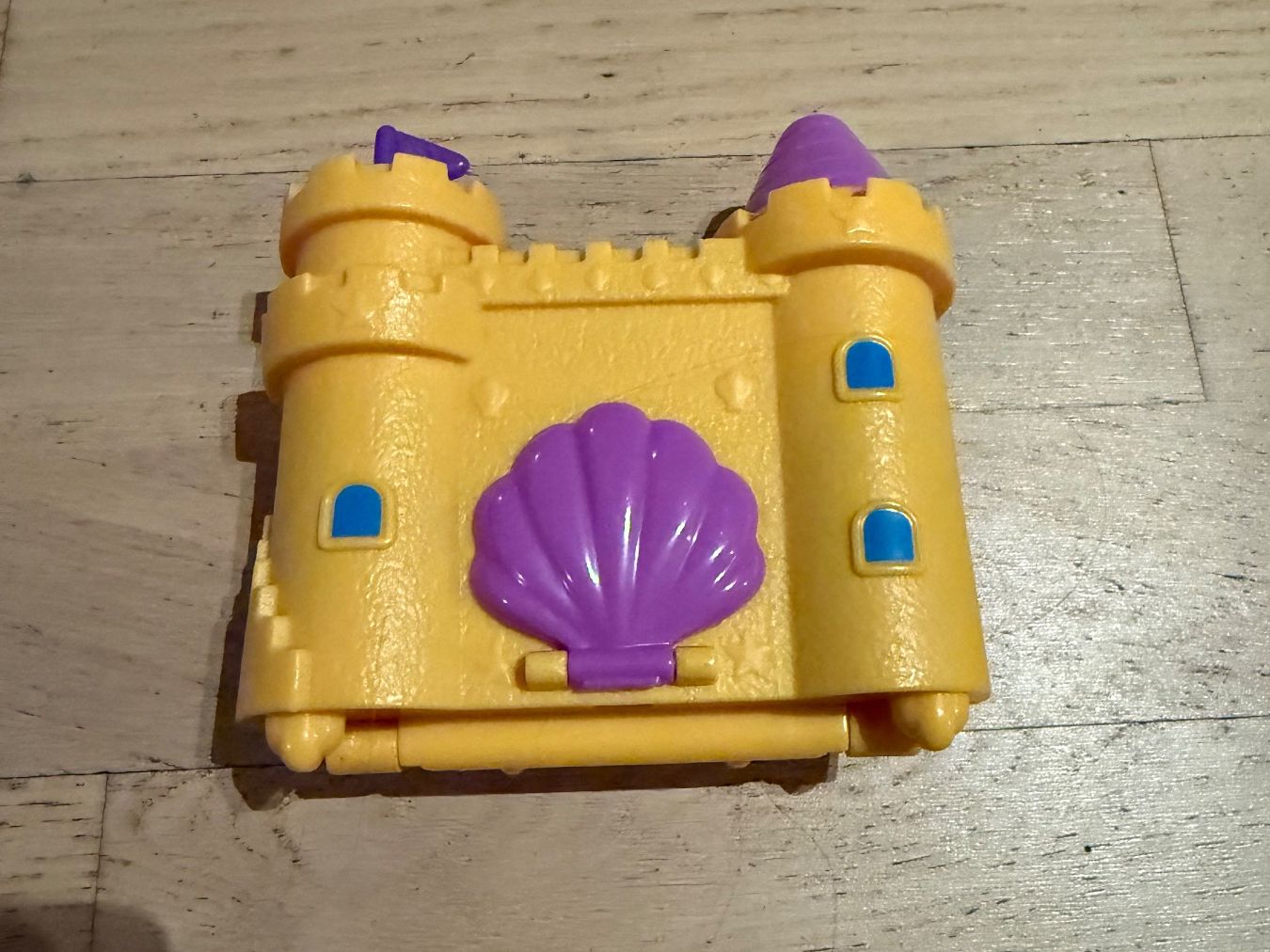 Polly Pocket Giocattoli: Polly Pocket château avec jet ski – Usato da Athenaz (Avusy) venduto da Mimijane