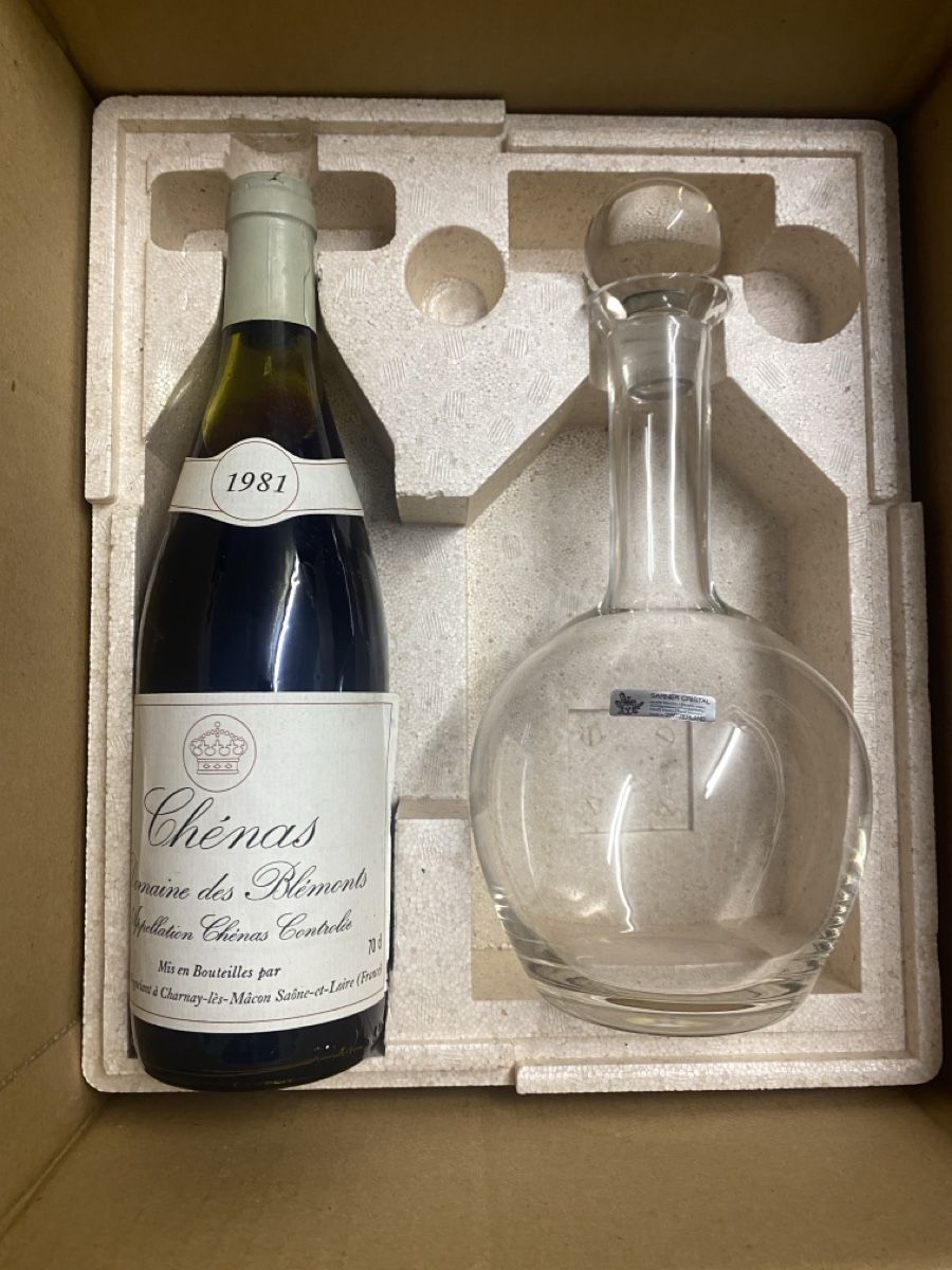 Vino: Chénas 1981 Wein mit Dekantierkaraffe - Sammlerstück – Nuovo e nell'imballaggio originale da Aarau Rohr venduto da biccicalla