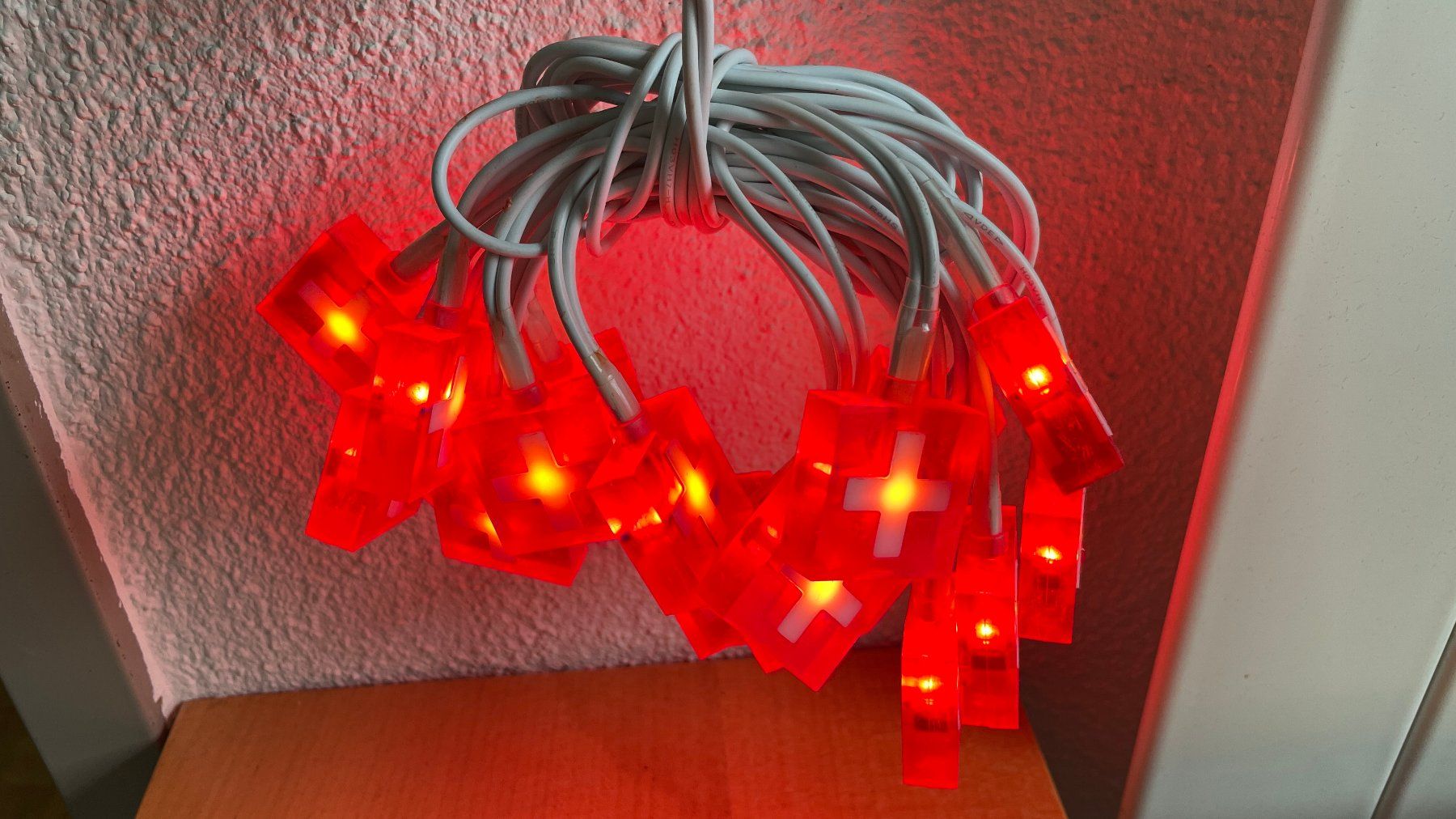 Ghirlande e barre luminose: Schweizerkreuz Lichterkette Party Light 1,4m – Nuovo (secondo la descrizione) da Glattfelden venduto da cybermaxx 1