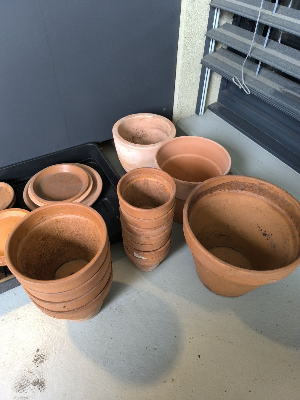 Vasi per fiori: Diverse Tontöpfe und Unterteller – Usato da Gams venduto da scoebli 1