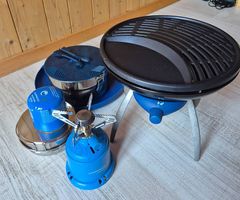 Camping-Konvolut mit Gasgrill, Gaskocher & Kochgeschirr