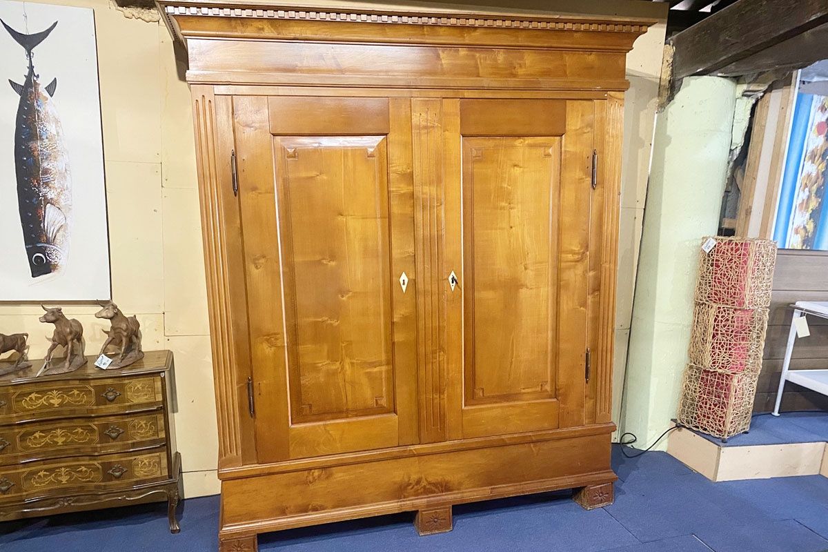Armadi: Riesiger alter Holzschrank – Usato da Ballwil venduto da ClassicGallery