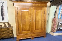 Riesiger alter Holzschrank