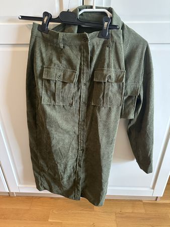 Ensemble jupe et chemise côtelé kaki tendance automne