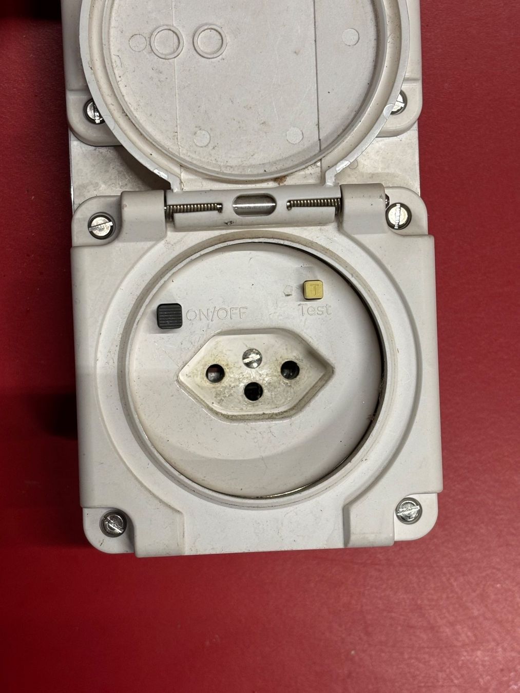 Feller Stecker: FELLER Aussensteckdose mit Schalter IP 55 – Gebraucht aus Winterthur von ReUse_Baumarkt 1