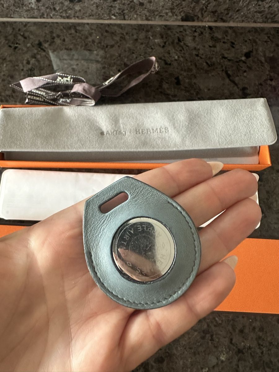 Hermès Portachiavi: Apple AirTag Hermès Set mit Originalverpackung – Usato da Staad SG venduto da mar_b95b 2