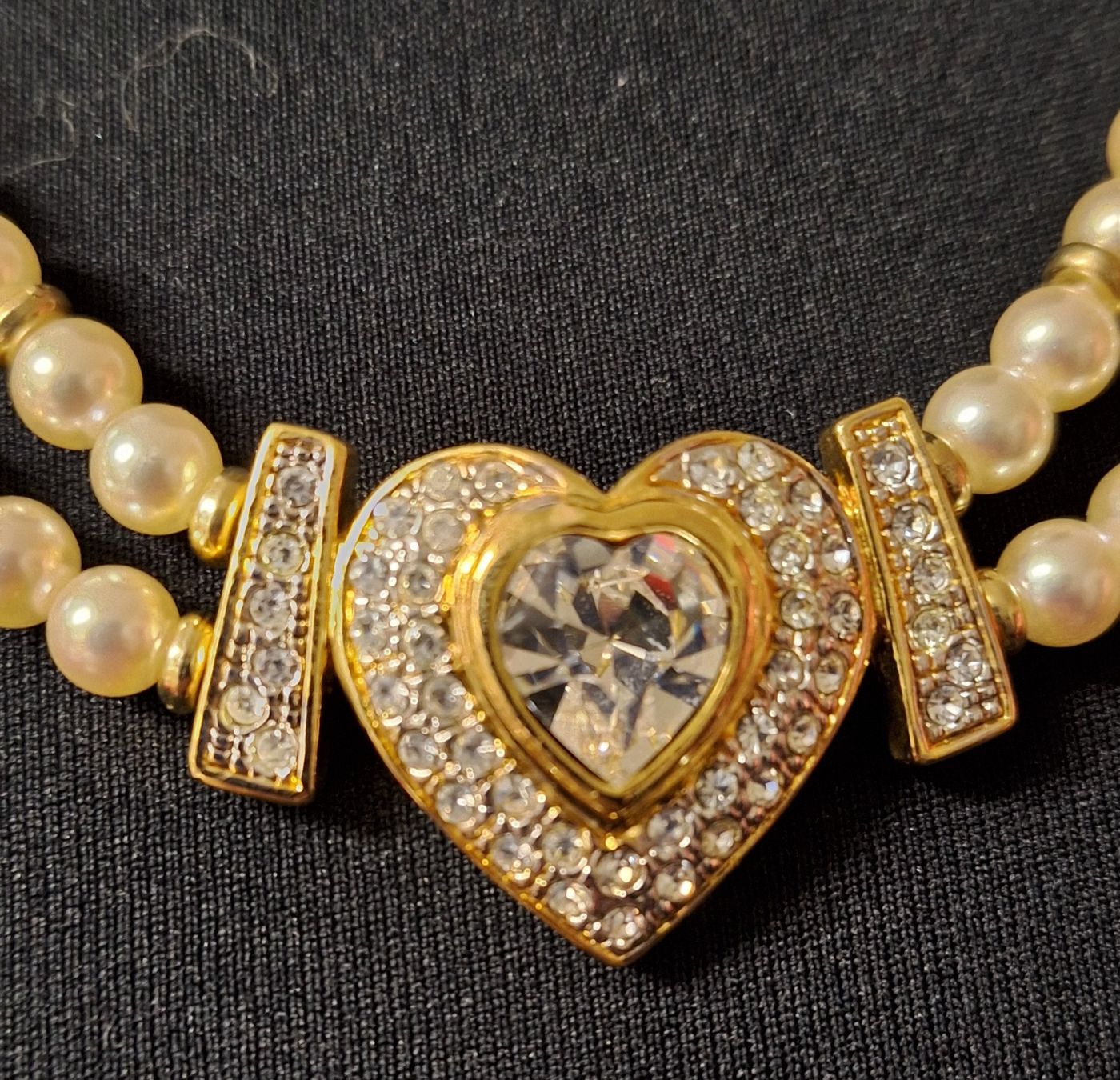 Catenine: Modeschmuck Perlenkette mit Strassherz / goldfarben – Usato da Muri AG venduto da Edlerweiss 1