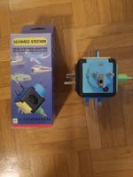 Reise-Stecker-Adapter mit Schutzkontaktsteckdose .