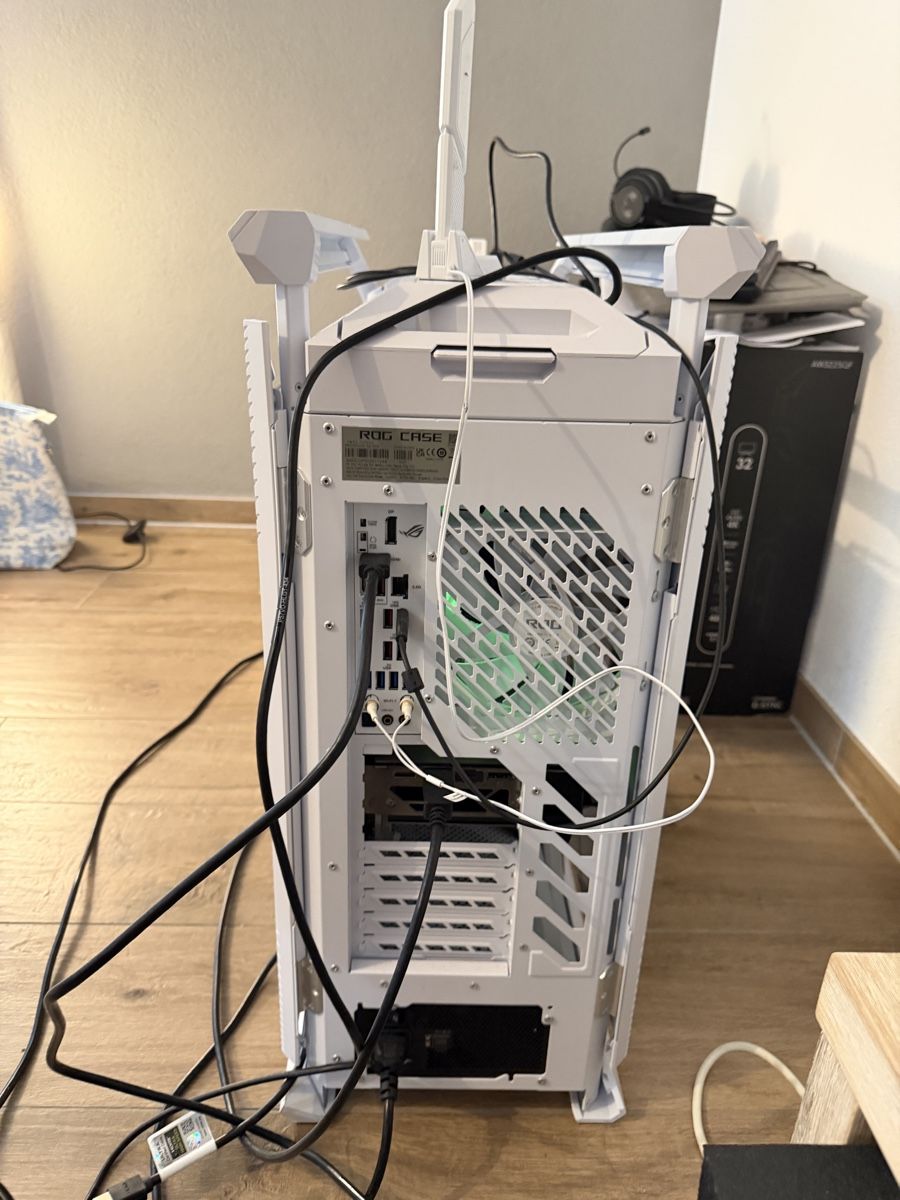 PC: Gaming desktop with Alienware monitor – Usato da Bulle venduto da pye_ddg7 5