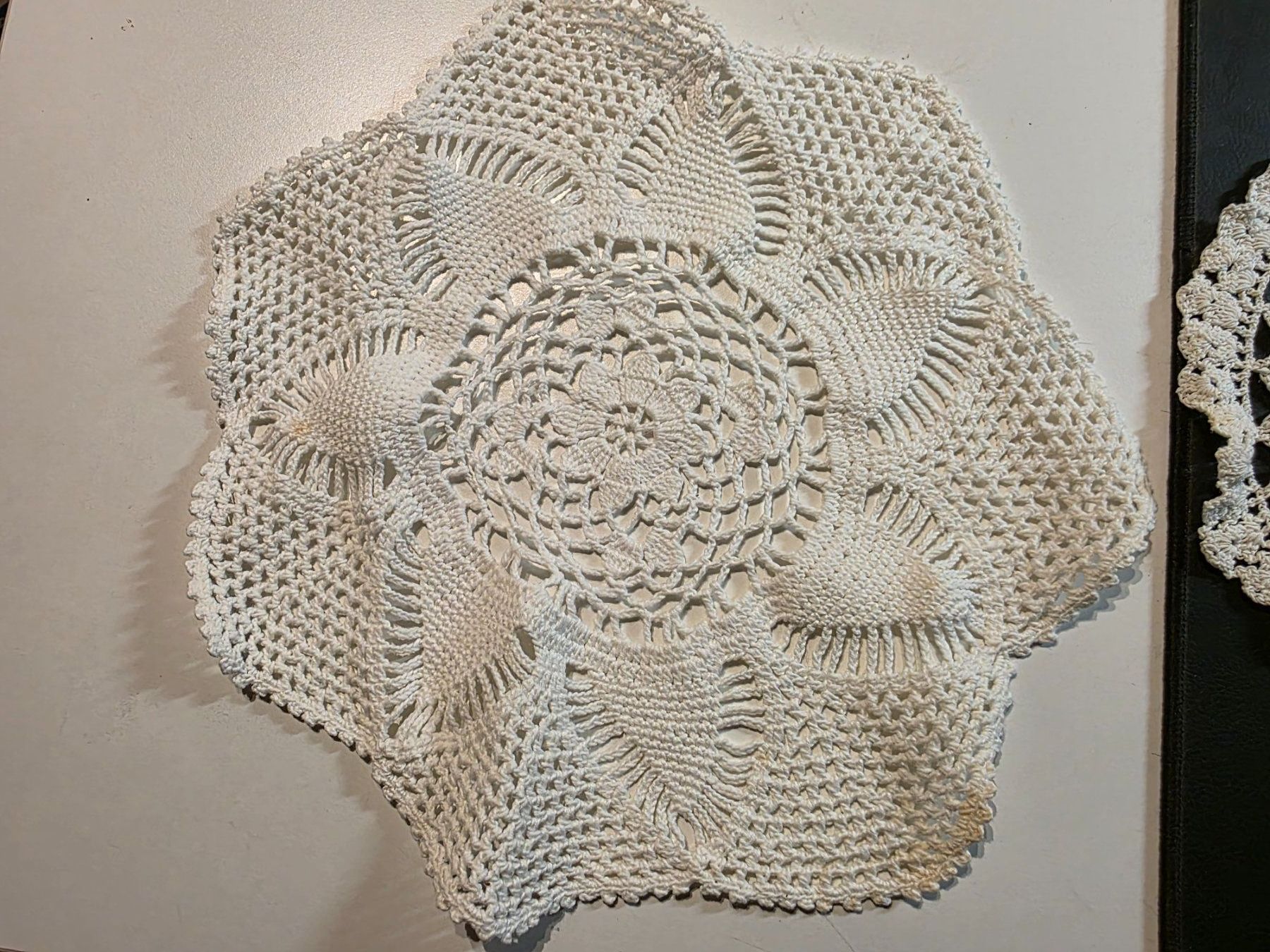 Sonstige Tischwäsche: 2 Deckeli Untersetzer gestrickt oder gehäkelt Spitze Decken – Gebraucht aus Walterswil BE von Lonitti 1
