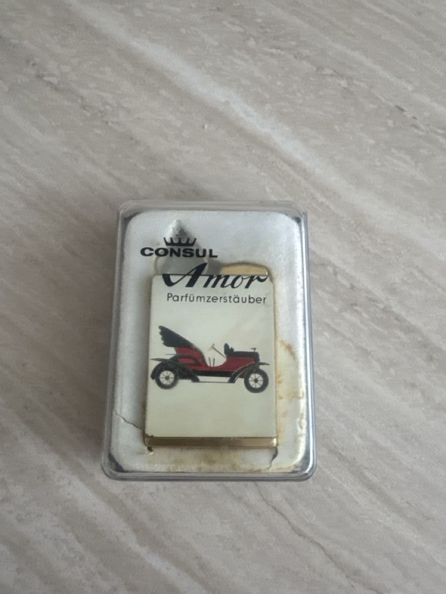 Flaconi: Parfümzerstäuber Consul Amor Oldtimer Motiv mit Etui – Usato da Burgdorf venduto da LAD_Feuerzeug_4445